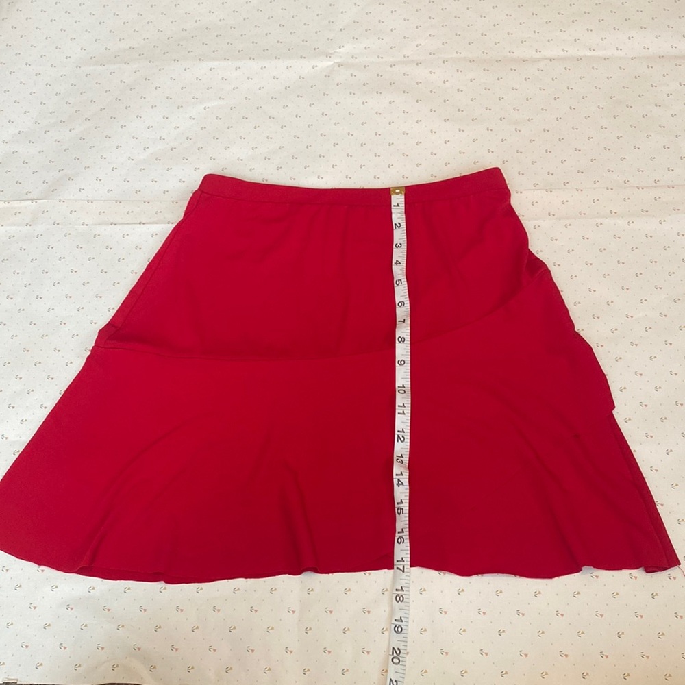 Flowey red miniskirt.